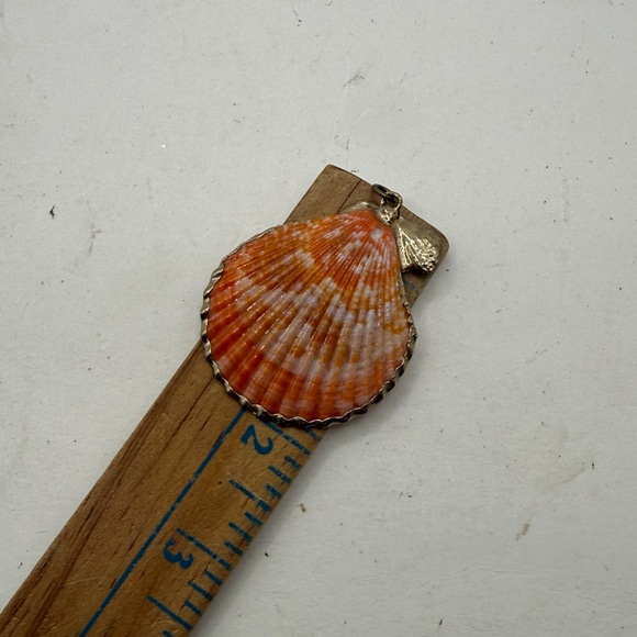 Scalloped Seashell Pendant Shell Beach Ocean Jewelry Orange Gold Tone - Picture 6 of 7